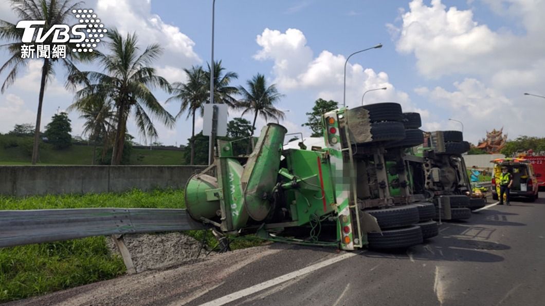 快訊/台南混凝土車交流道翻覆 車頭變形駕駛遭夾亡