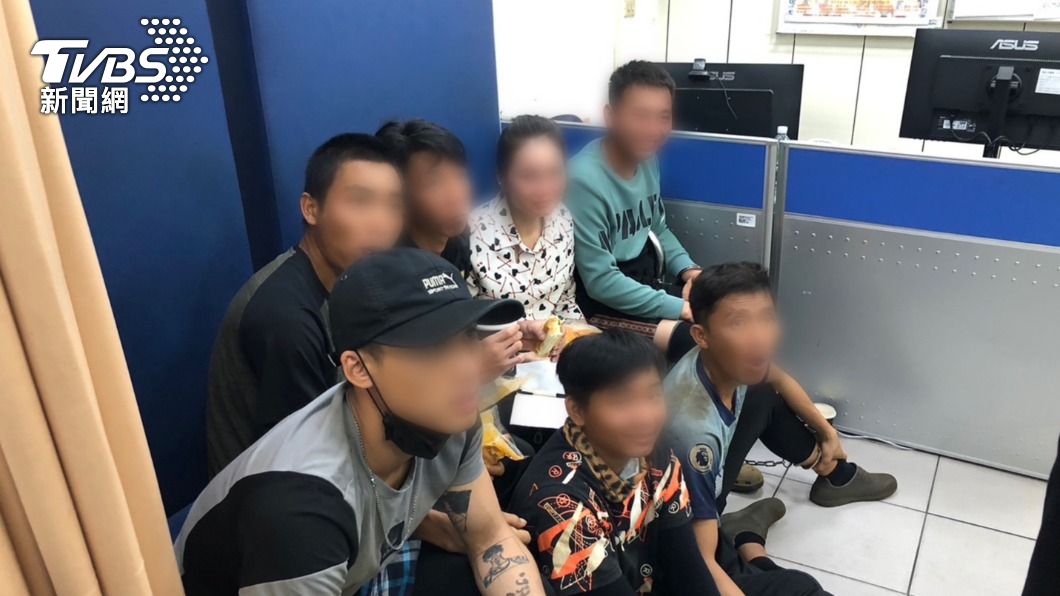 龜山分局坪頂派出所當街攔查到7名越南籍失聯移工。(圖/TVBS)