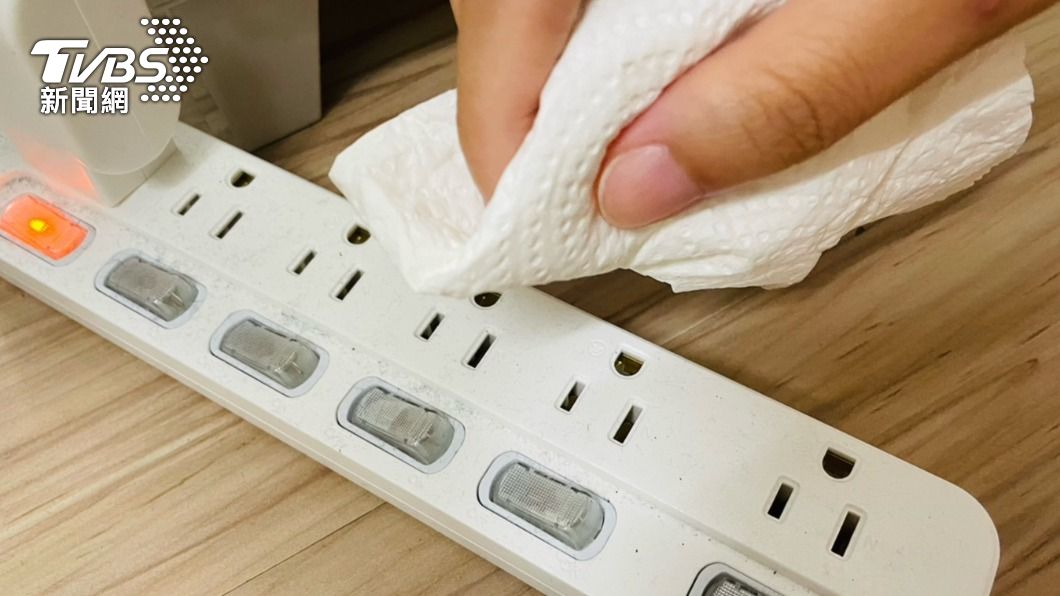 定期清潔插座上的灰塵毛髮避免積汙導電。(圖/486提供)