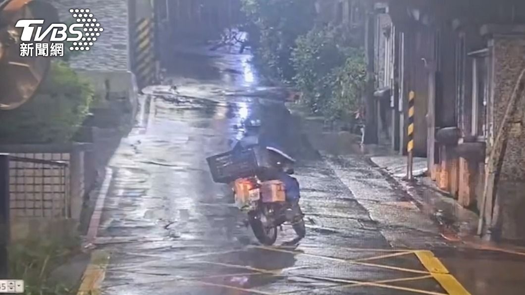 警方調閱監視器鎖定涉案男子。(圖/TVBS)
