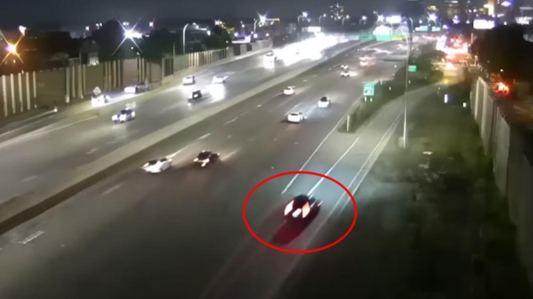 監視器捕捉到違規汽車高速行駛在公路上的畫面。(圖/翻攝自YouTube MN CRIME)
