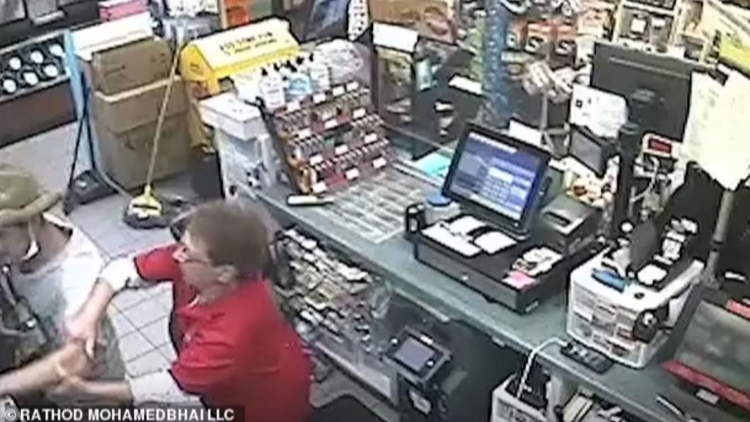 超商阿嬤店員太盡責!出手阻持刀搶匪 竟遭公司開除