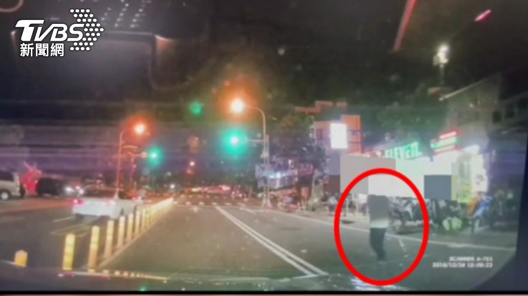 墾丁男失控連撞4車!抄球棒徒步肇逃 被抓辯:我怕被打