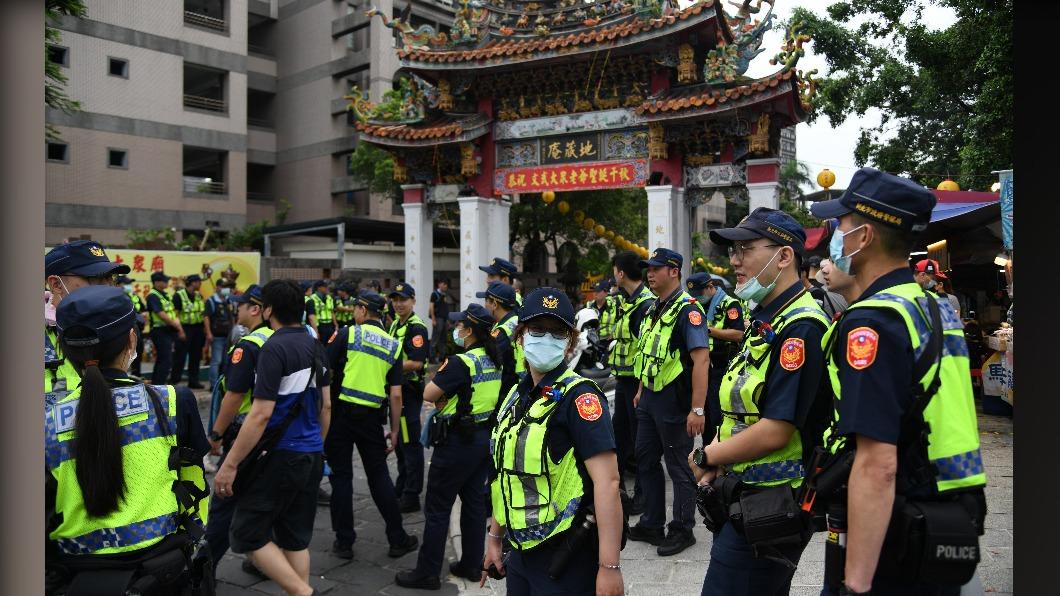 新莊分局結合刑事警察大隊、少年隊緊盯遶境狀況。(圖/警方提供)