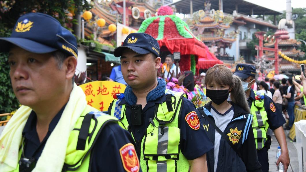 新莊分局結合刑事警察大隊、少年隊緊盯遶境狀況。(圖/警方提供)