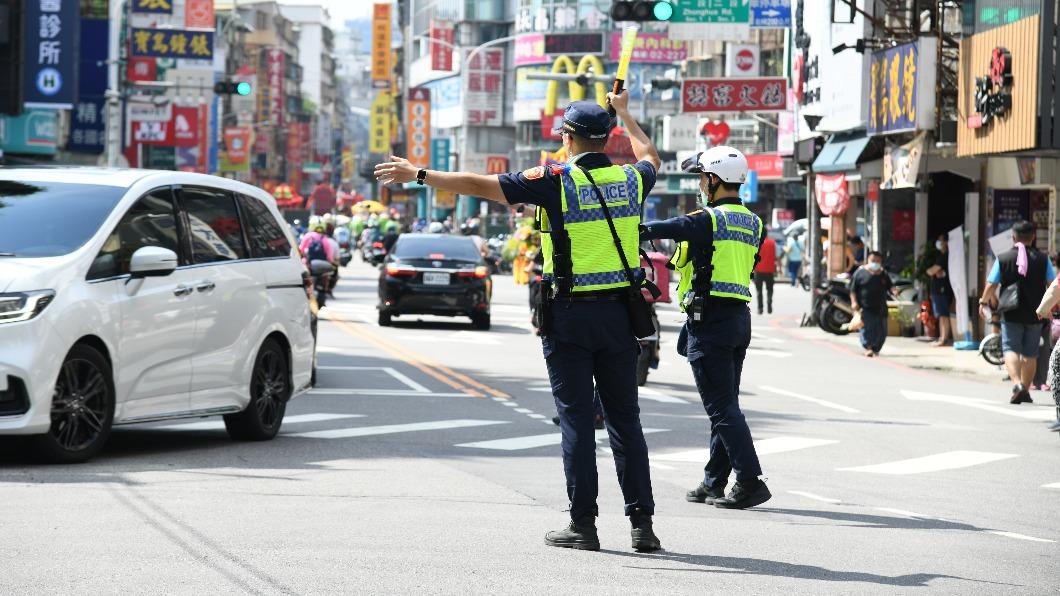 雖然天氣炎熱,員警仍堅守崗位。(圖/警方提供)