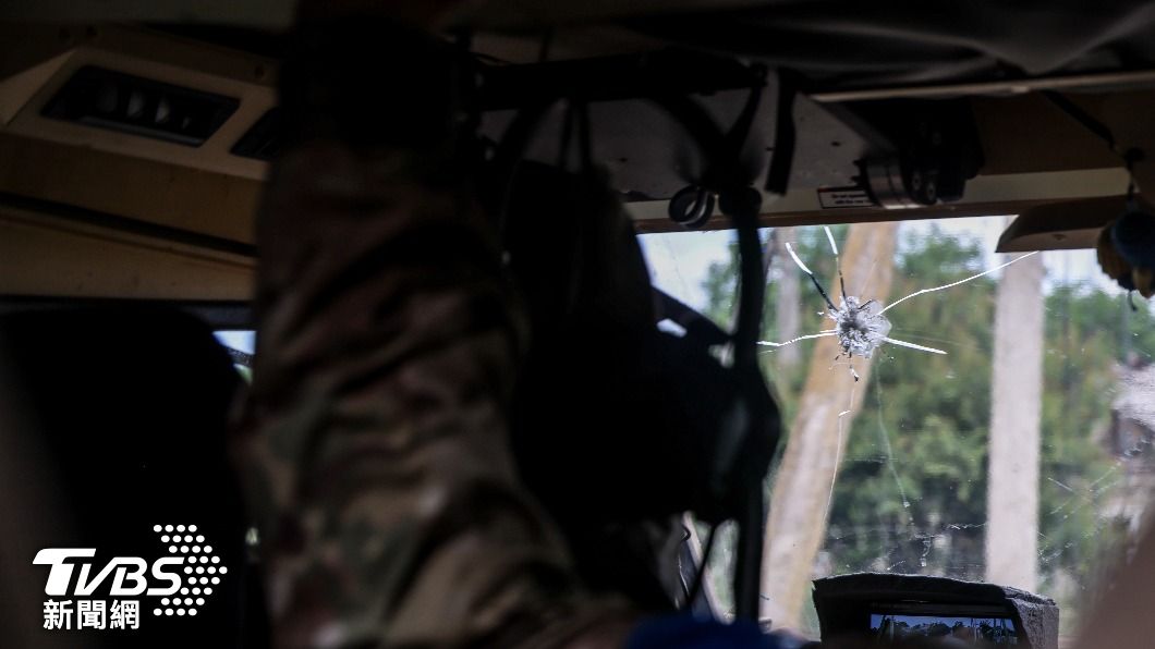 烏軍開著擋風玻璃被打出一個彈孔的裝甲運兵車，行經收復村落之一的布拉霍達特內村（Blahodatne）。（圖／達志影像歐新社）