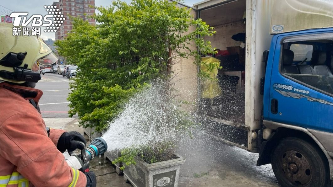 小吃攤商載瓦斯鋼瓶「漏氣」險釀氣爆 消防隊員即刻救援