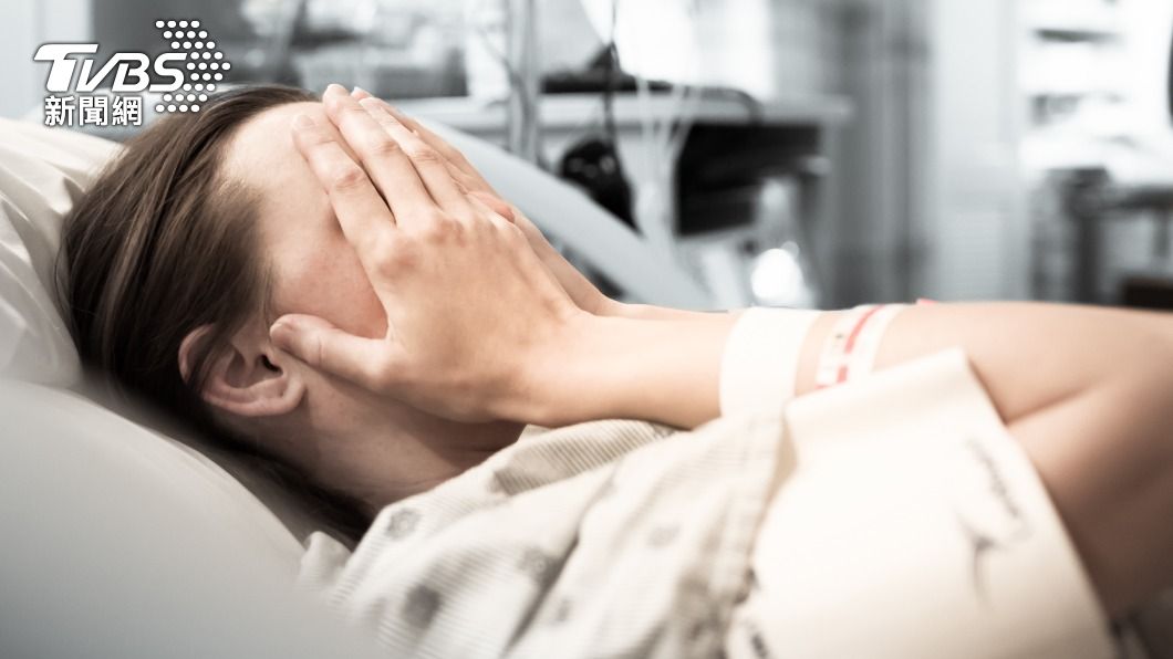 德羅拉專挑無力反抗的女病患下手。（示意圖／Shutterstock達志影像）