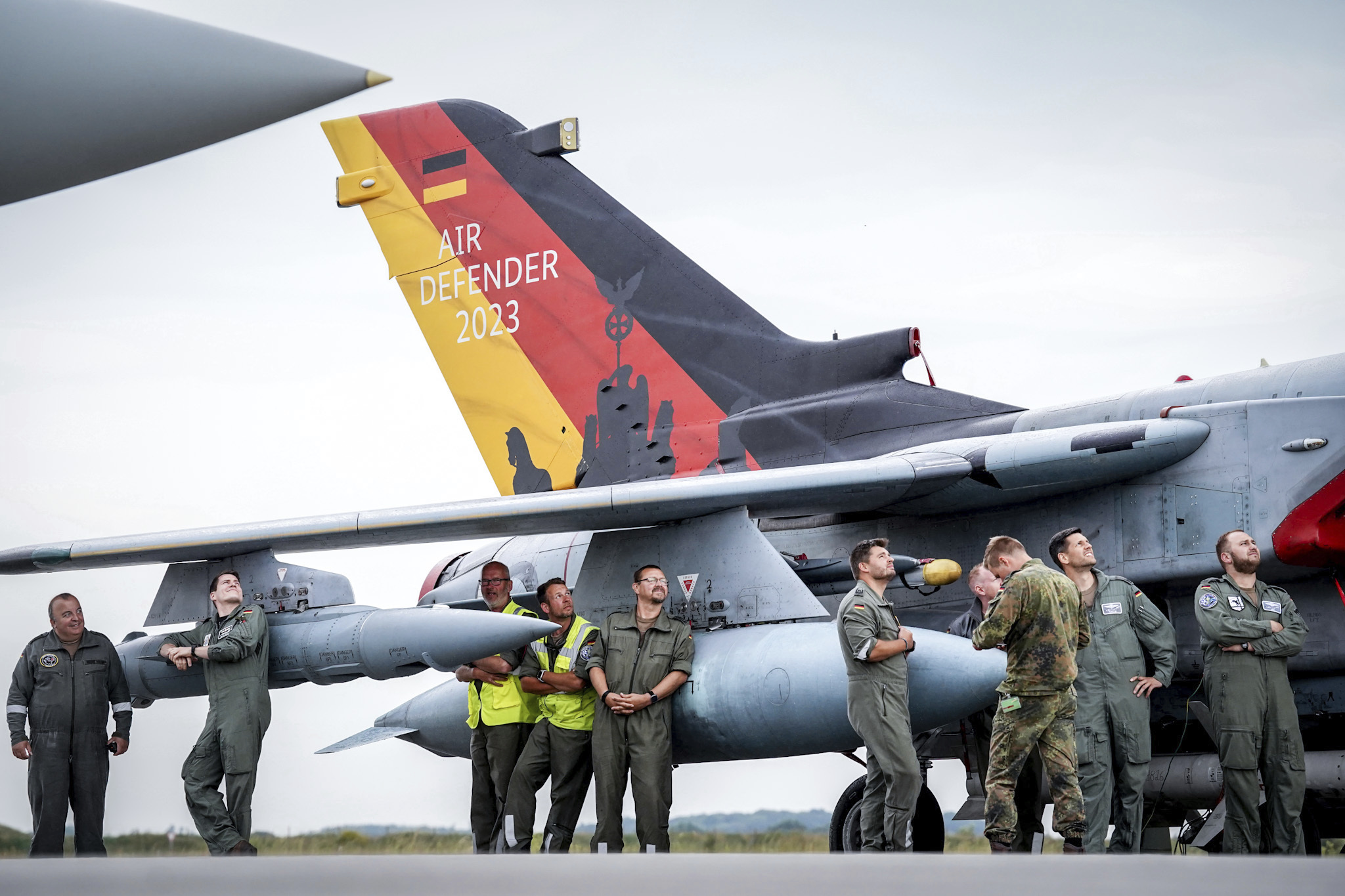 德國空軍飛行員和地勤官兵站在戰機旁，觀看同僚駕駛戰機起飛。(畫面來源：Kay Nietfeld/dpa via AP)