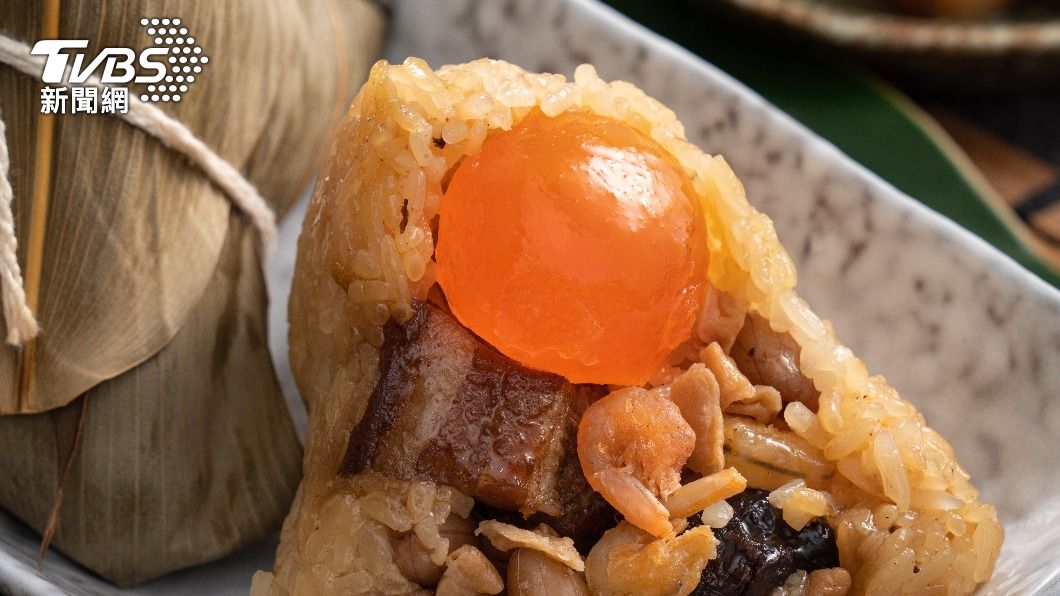 有網友認為,蛋黃是肉粽的靈魂。(示意圖/shutterstock達志影像)