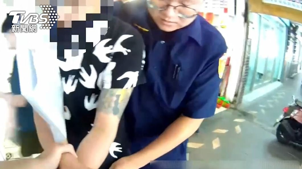警方發現林男是查緝許久的詐欺車手,當場將他上銬逮捕。(圖/TVBS)
