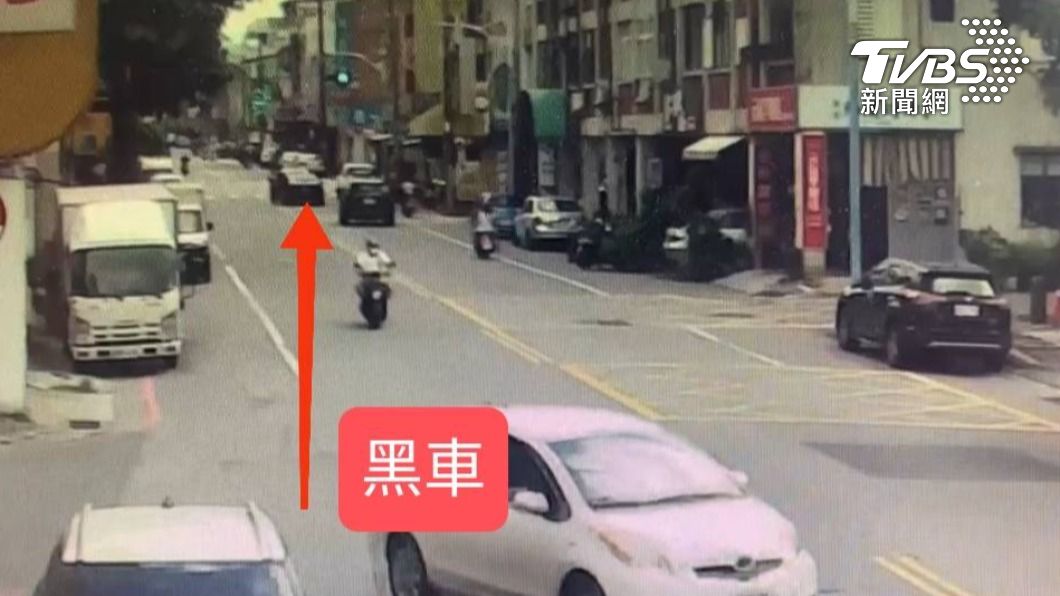 林女酒駕的黑車發生追撞事故。(圖/TVBS)