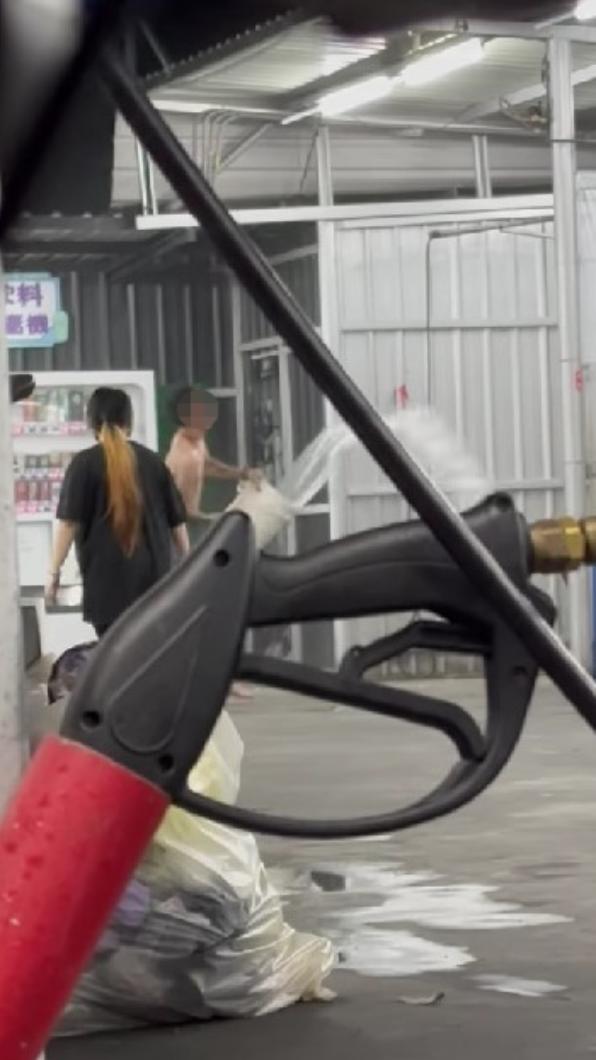 年輕人用噴槍和水桶互相潑灑,供稱是為了慶生。(圖/翻攝自爆料公社)