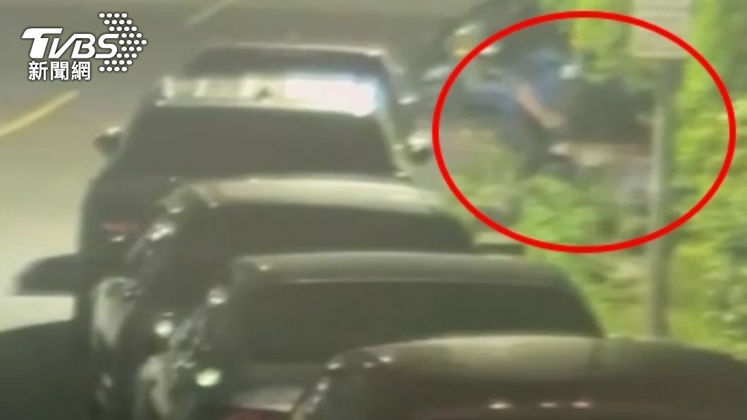 竊賊釣完魚後發現自己車沒電。(圖/TVBS)