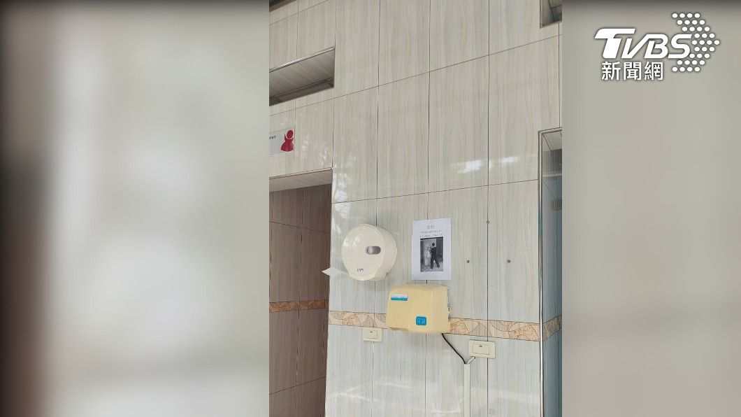 高雄鹽埕某加油站公廁外牆 貼上男子誇張行徑的公告 (民眾提供)