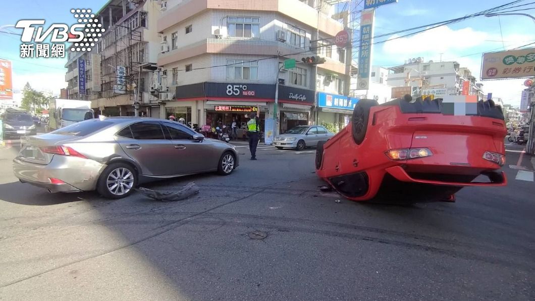 右切直行失敗！撞待轉車自己四輪朝天　路口驚變「擲筊聖杯」