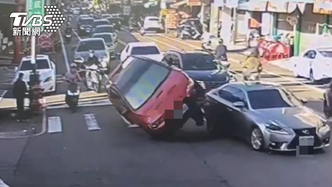 林男的銀色轎車在路口待轉。(圖/TVBS)