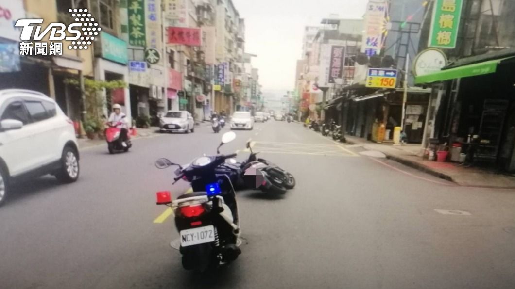 2輛機車在路口發生擦撞。（圖／TVBS）