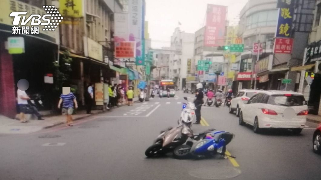 2輛機車在路口擦撞，1名騎士骨折送醫。（圖／TVBS）