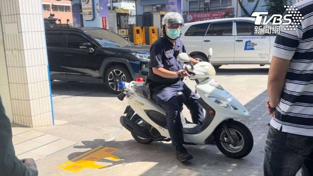高雄鹽埕某加油站男子狂抽衛生紙 員警到場關心