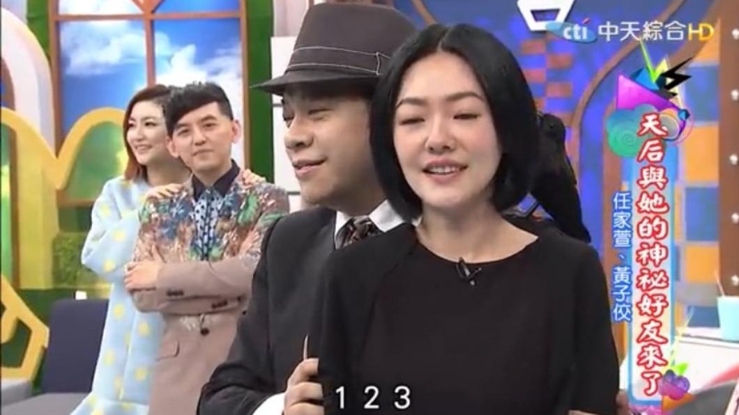 小S在轉身前表情僵硬。(圖/翻攝自康熙來了YouTube)