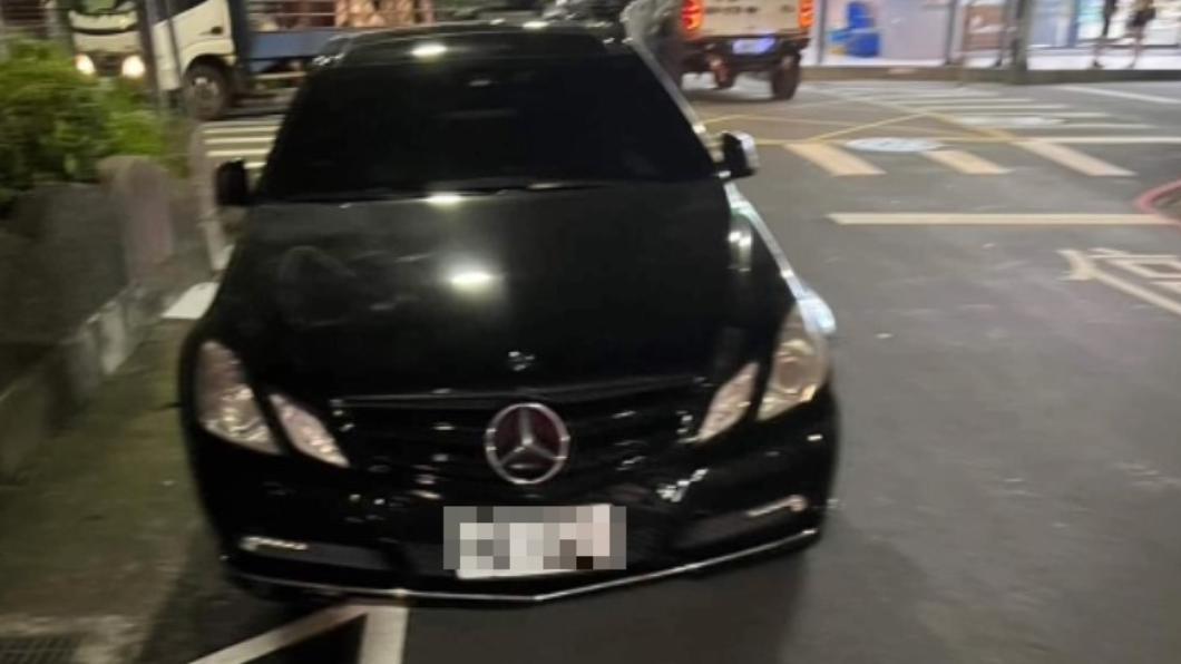 住戶拍下男子將賓士車違停在紅線上。(圖/翻攝自社會事影音新聞)