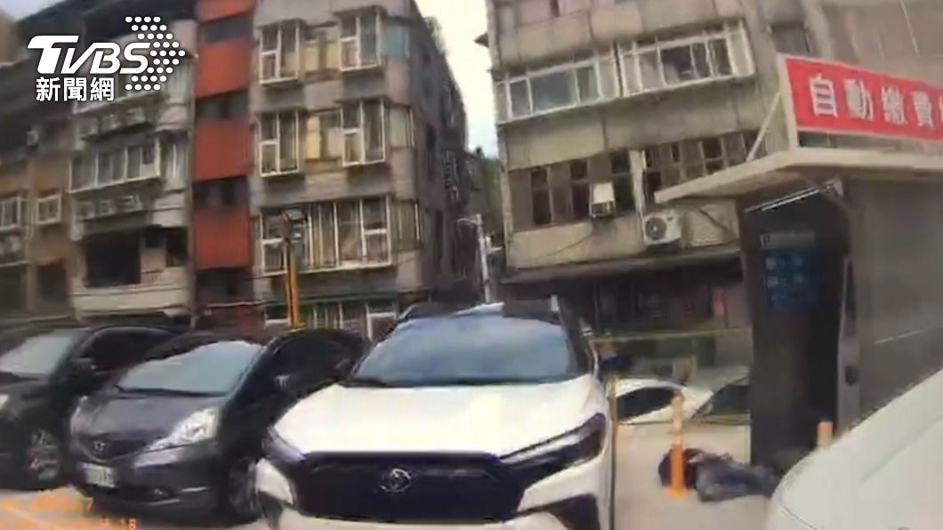 汪男昏倒在停車場繳費機前面。(圖/TVBS)