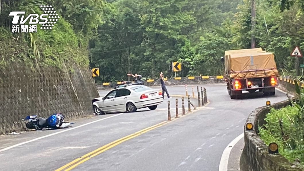 男子於第一個彎道就失控衝到對向,撞擊BMW轎車。(圖/TVBS)