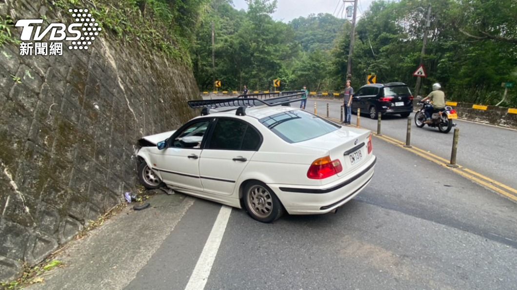 BMW駕駛當下為了閃避,撞上山壁。(圖/TVBS)