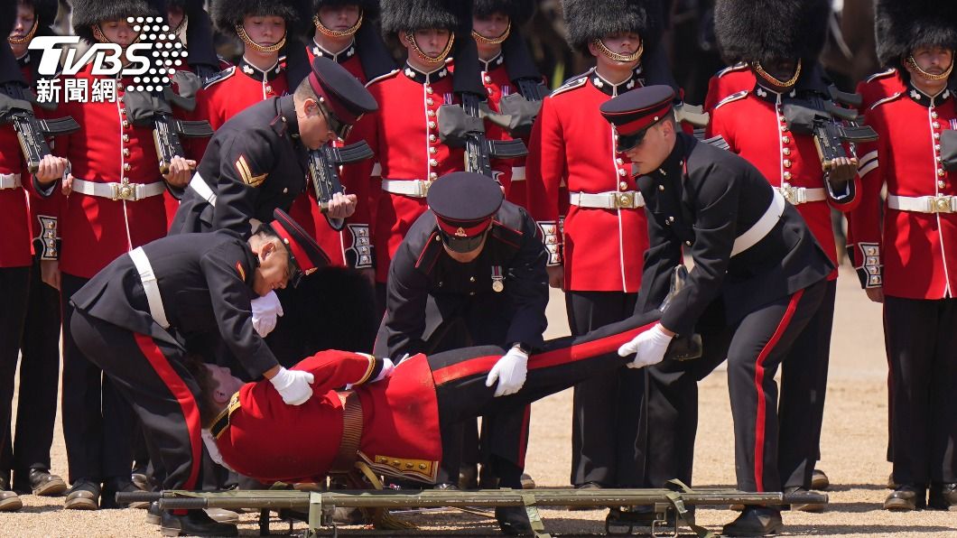 戴著黑色熊毛高帽、身穿羊毛軍服的大頭兵上週在閱兵式上倒下。(圖/達志影像美聯社)
