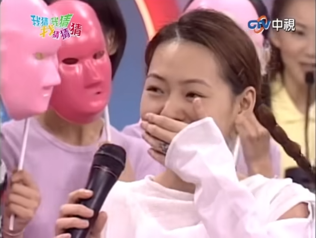 小S似乎在忍耐情緒。(圖/翻攝自YT)