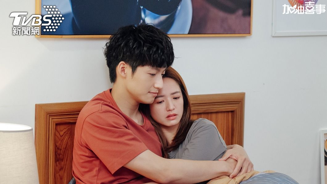臧芮軒、劉育仁最近陷入婚姻大事的考驗。（圖／TVBS）