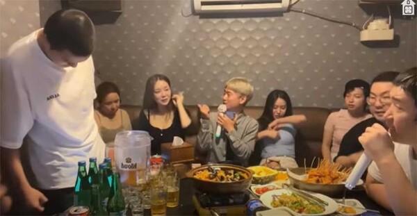 林智慧在輕生前曾跟某YouTuber團體喝酒，當時因遭性騷而起了肢體衝突。（圖／翻攝自韓網）