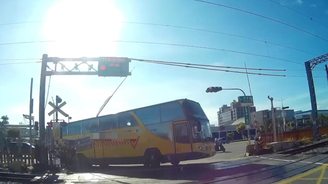 到底有多趕?嘉義校車搶快闖平交道 柵欄砸中車頂硬要過