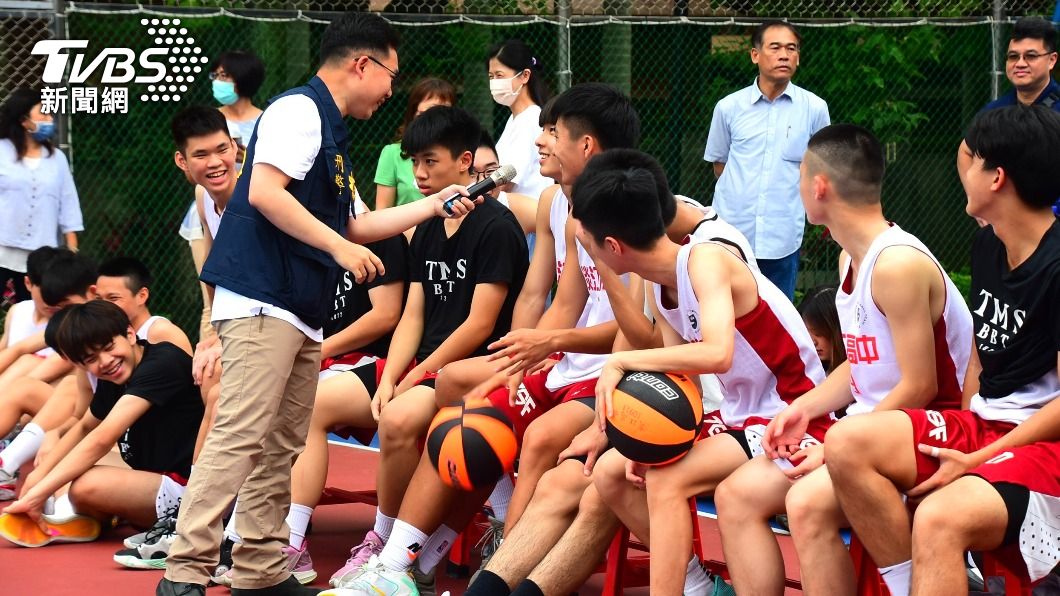 淡水警分局以球會友，走入校園宣導防詐、識詐觀念。（圖／TVBS）