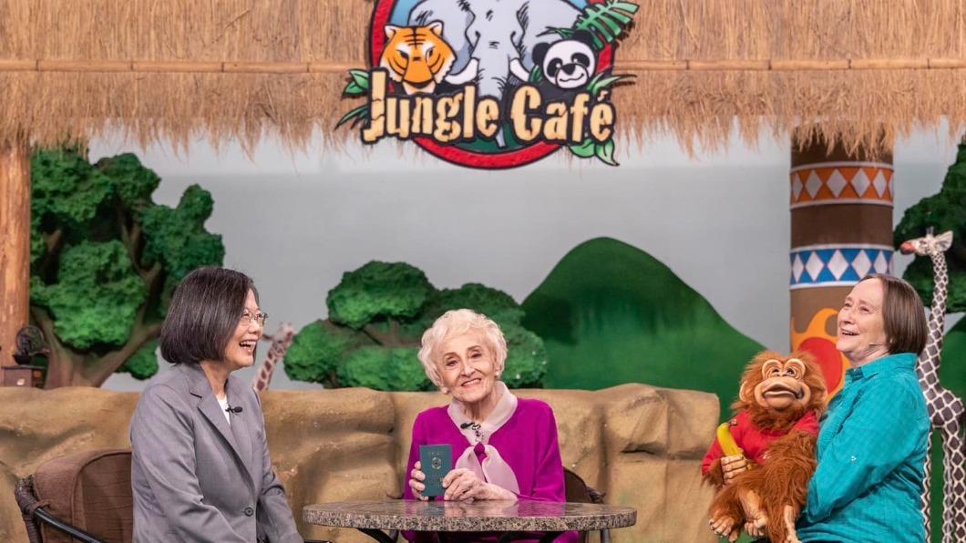 96歲空英創辦人彭蒙惠成「正港台灣人」　蔡英文親送護照