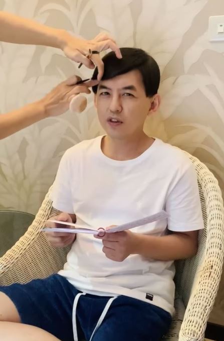 黃子佼在鏡頭前大喊,「爽喔!助理爽爽做喔!」(圖/翻攝自黃子佼臉書)