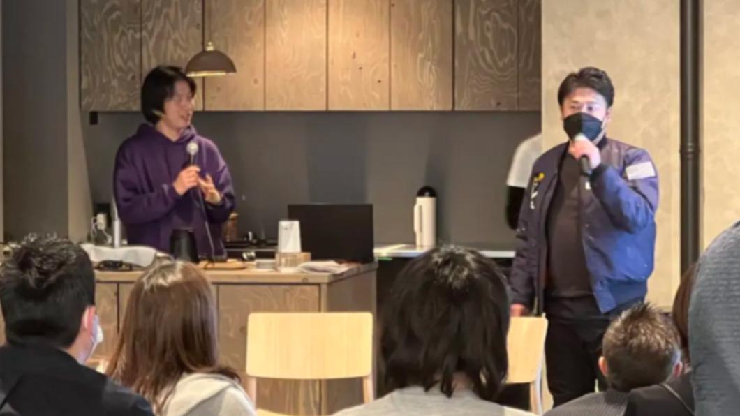 山畠克博(右)現在時常分享當時的經歷。(圖/翻攝自)