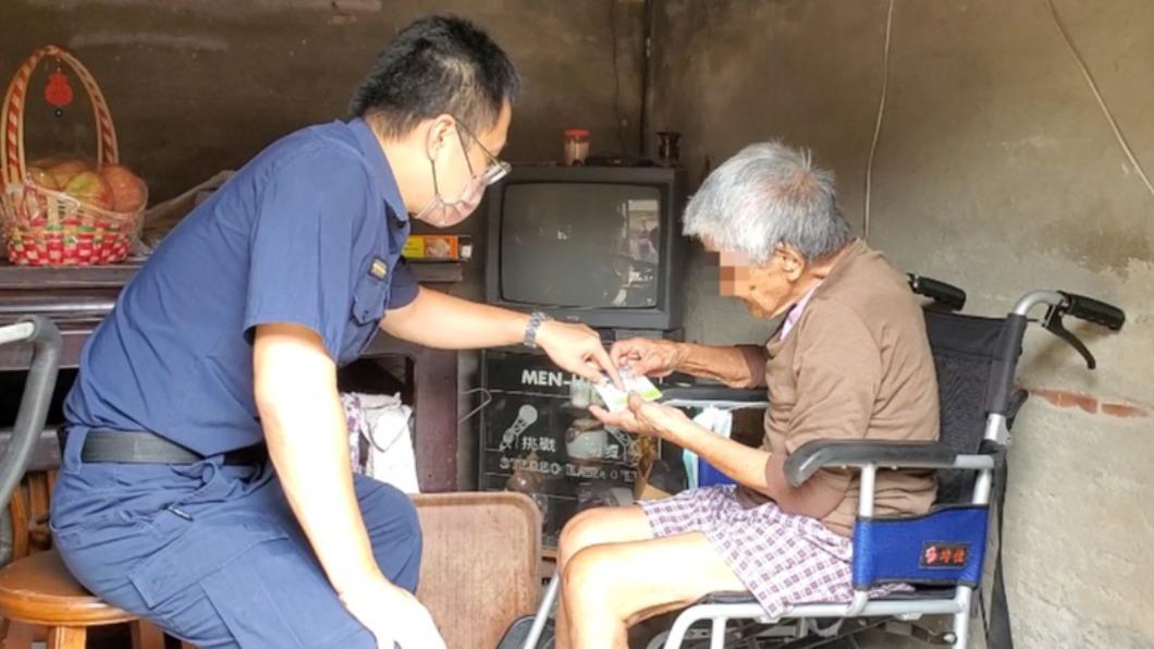 我來啊! 巡邏不忘「問暖」 陽光警陪獨居嬤聊天解悶