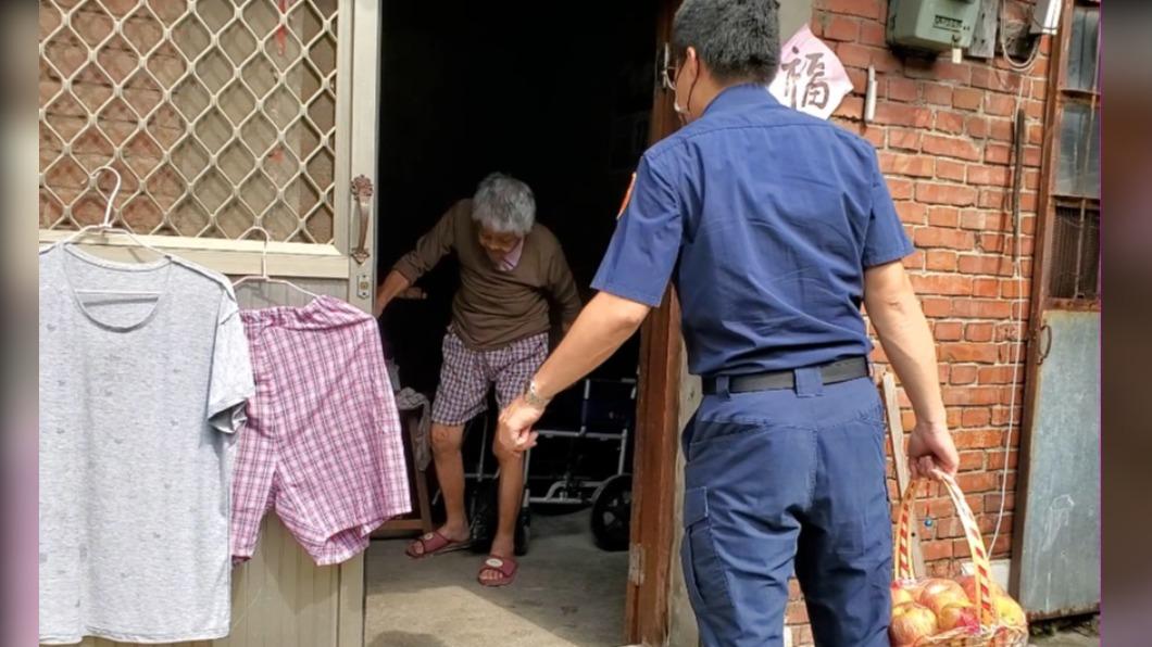 台中大甲派出所員警陳明鴻 訪查轄區長者家。 (圖/ 警方提供)