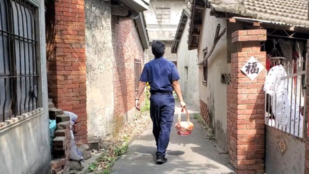台中大甲派出所員警陳明鴻 暖心善行助弱勢。(圖/ 警方提供)