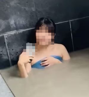 女助理在房間泡湯。(圖/翻攝自黃子佼臉書)