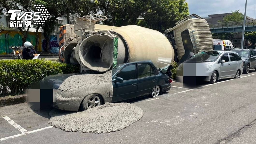 明志科大旁預拌混凝土車翻覆重壓2車...泥都流出來了