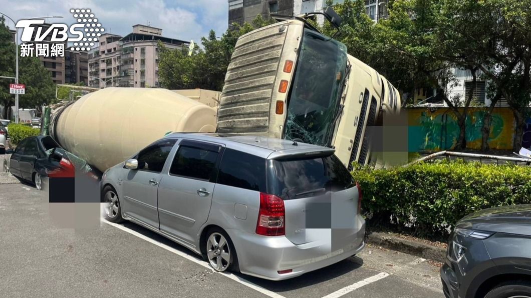 當時兩輛轎車內都沒人,無人傷亡。(圖/TVBS)