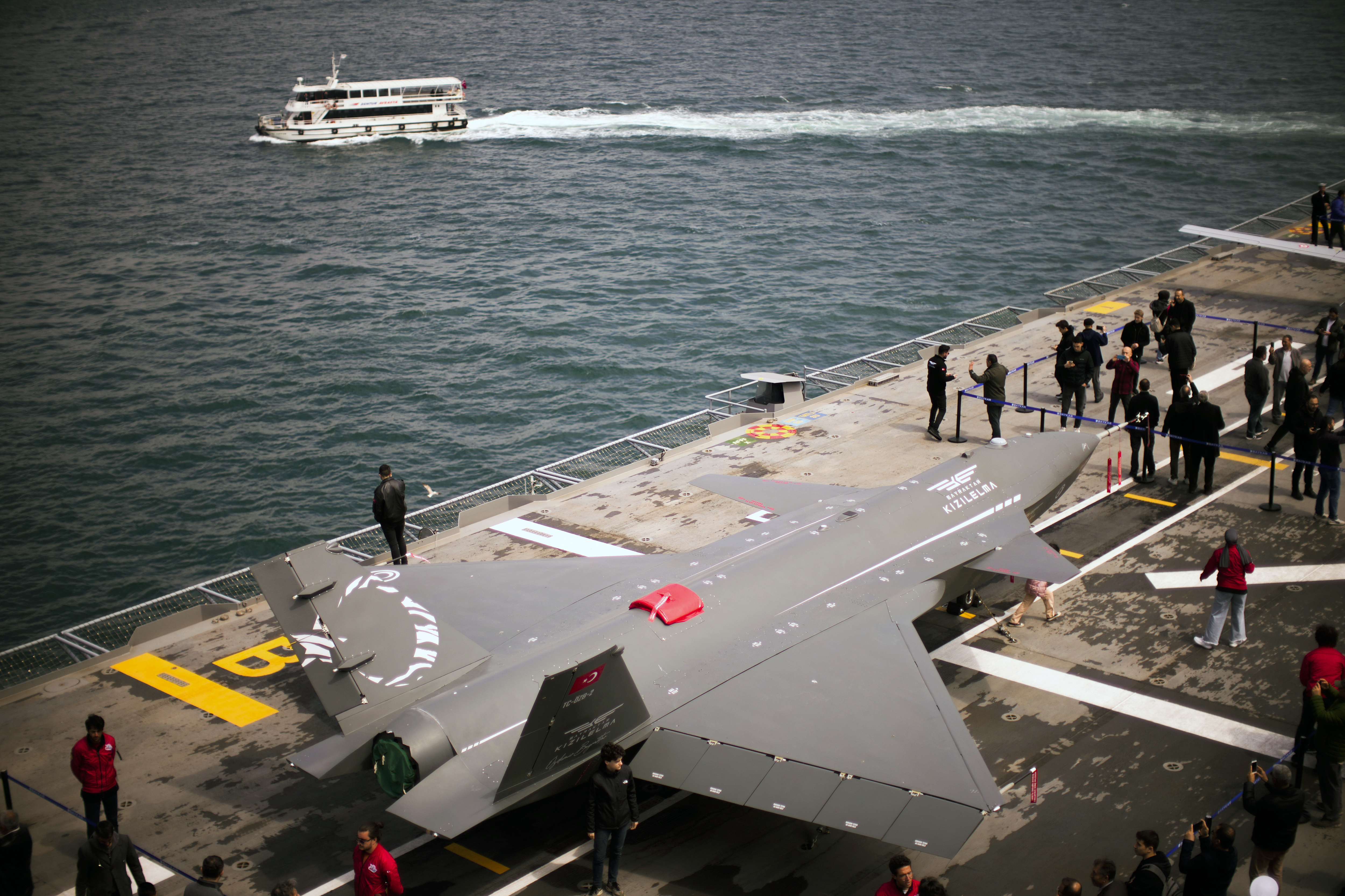 在軍購美製F-35戰機計畫胎死腹中之後,土耳其軍方選擇國產的紅蘋果無人戰鬥機做為安納杜魯號的艦載機。(畫面來源:AP)