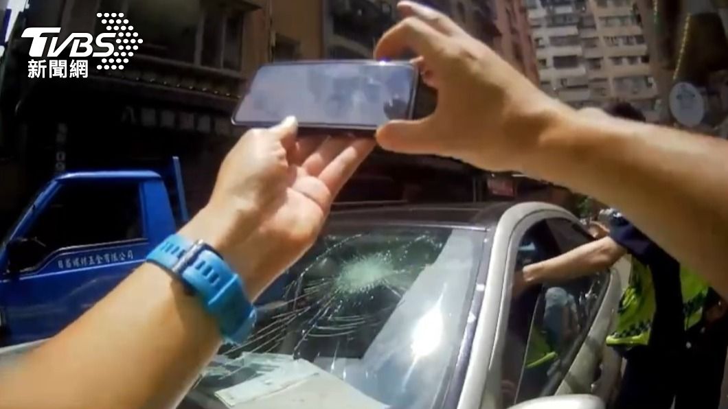 載客違停小巷惹怒住戶 擋風玻璃被砸破駕駛嚇:以為是西瓜刀