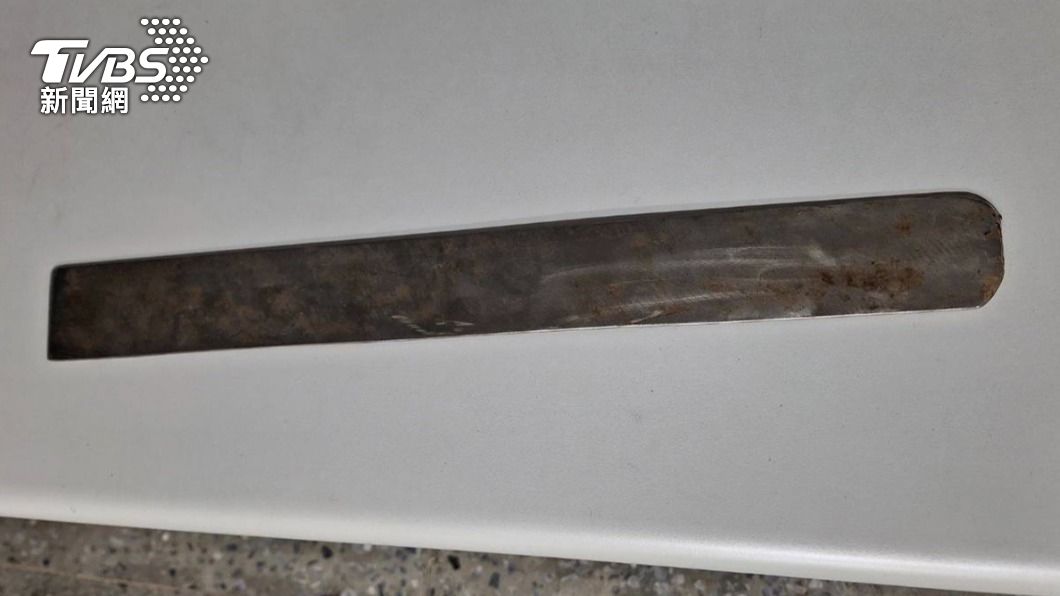 住戶初步供稱武器是棍棒，警方並未查獲，隔天家屬才表示是鐵片，警方予以查扣。（圖／TVBS）