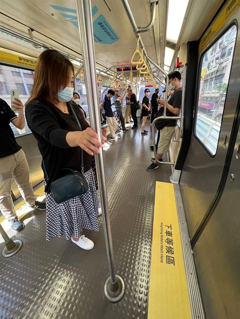 第2、3節車廂座椅拆除後，每班列車可多載20人次。（圖／台北捷運公司提供）