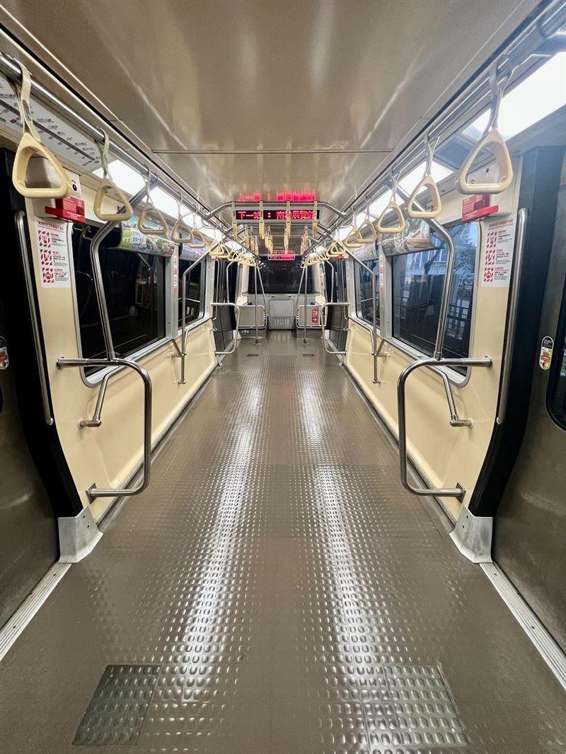 第2、3節車廂座椅拆除後，北捷加裝橫向扶手及手拉環。（圖／台北捷運公司提供）
